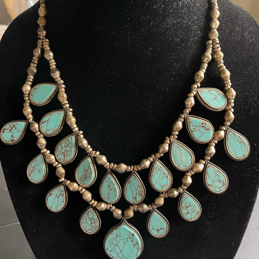 Beautiful chunky statement necklace by Lucky Brand!